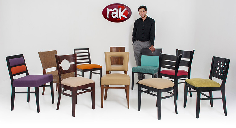Muestra de sillas RAK con diferentes estilos y colores