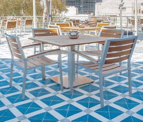 Mesa y sillas Rak en restaurante