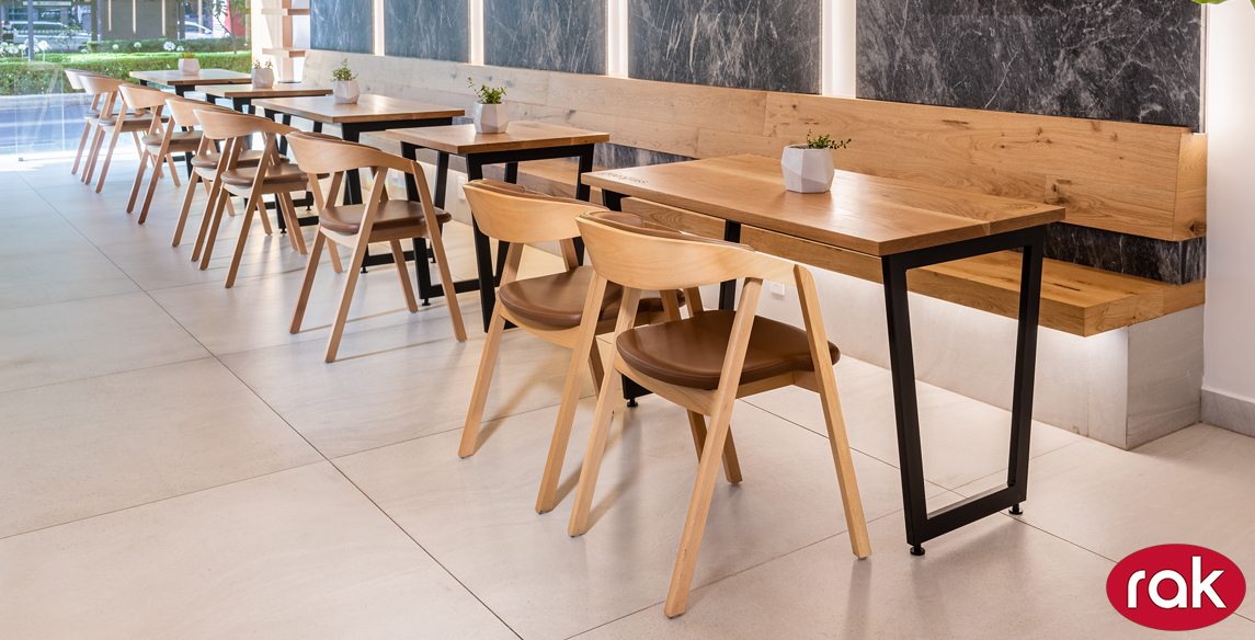 Comedor equipado con mesas y sillas RAK